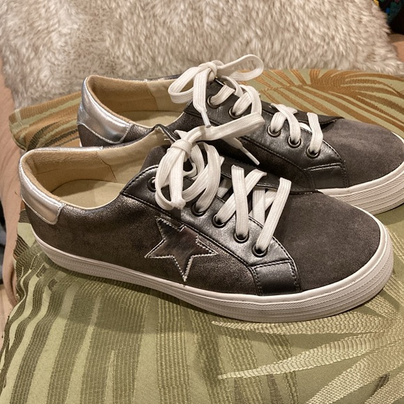 Boutique by Corkys pewter silver grey sneakers with silver star size 7 - Picture 13 of 13
